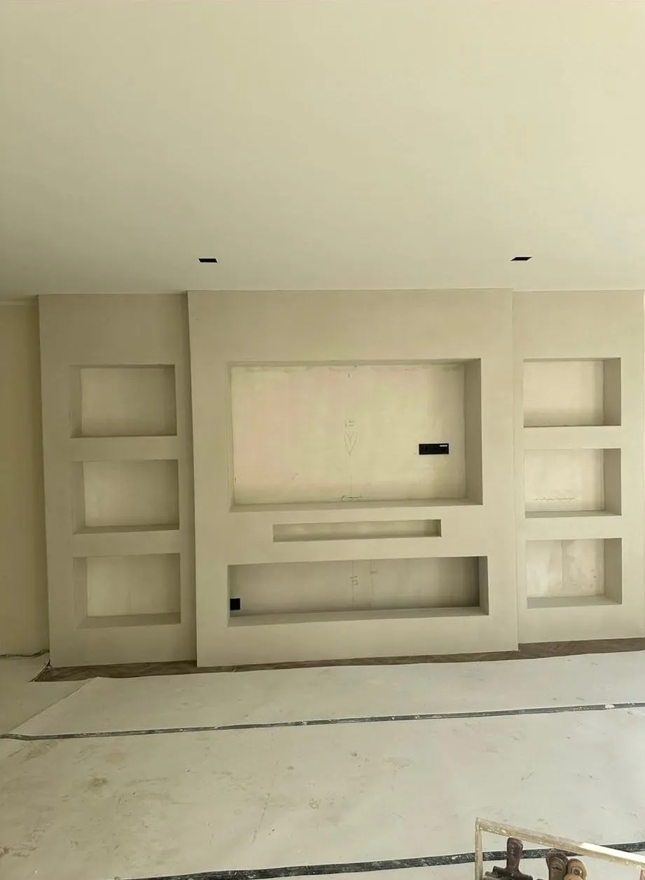 Symmetrische wand met open vakken aan twee kanten.